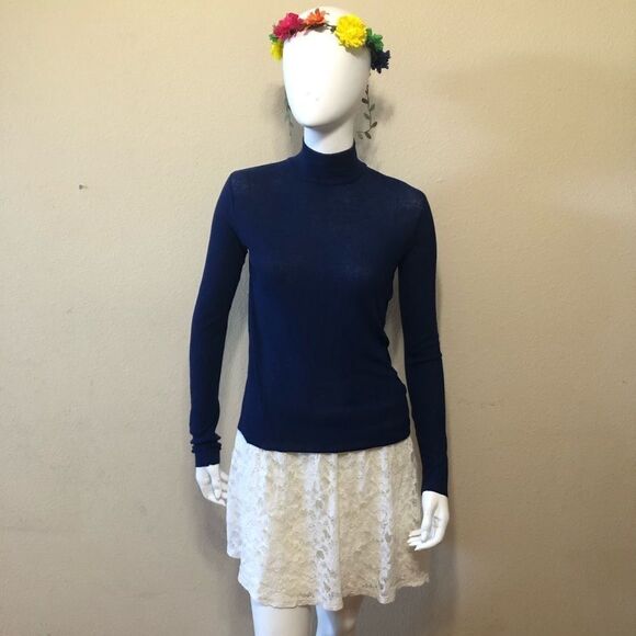 Vince Long Sleeve Solid Turtleneck Size Medium - Picture 2 of 9